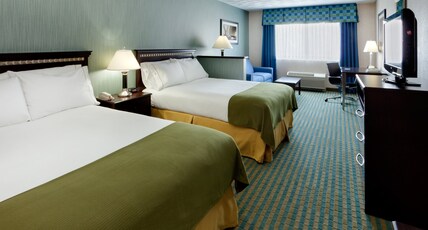 Holiday Inn Express and Suites, an IHG Hotel Room Type - 2 Queen Beds Standard Mobil Access Tub