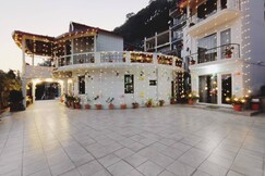 3 BR Comfy Stay with Kitchen Near Kainchi Dham