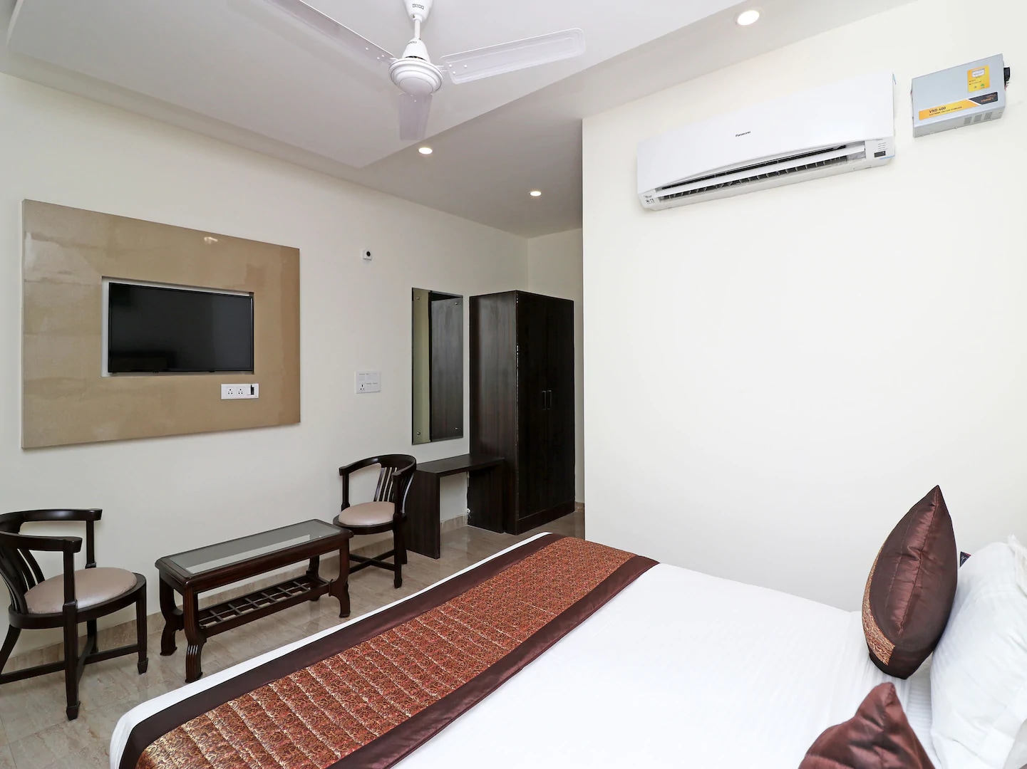 Hotel Grand In Near 2 Min From Vaishali Metro Station - Tap to explore photos