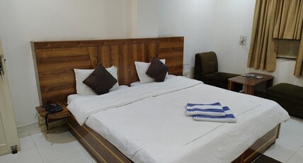 HOTEL SURI INTERNATIONAL Room Type - AC DELUXE ROOM