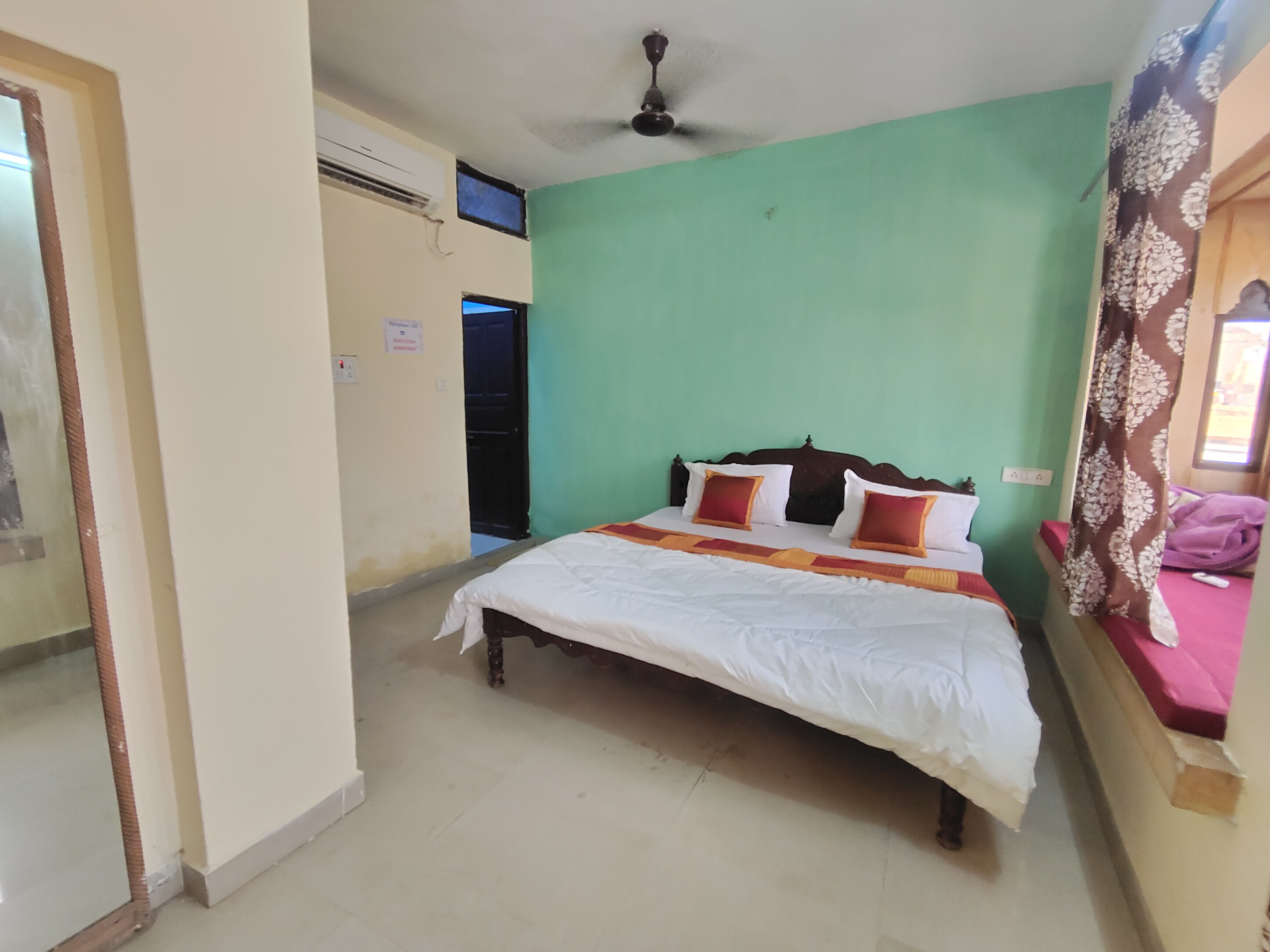 Hotel Golden Gate - Tap to explore photos