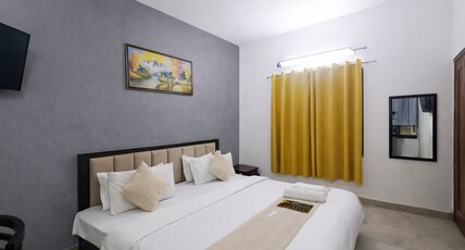 Mauryan Express I Hotel Malviya Nagar Room Type - Deluxe room