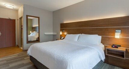 Holiday Inn Express & Suites BURLINGTON Room Type - 1 King Standard
