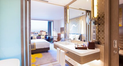 Crowne Plaza Vientiane Room Type - 1 King Standard Bed Pool View