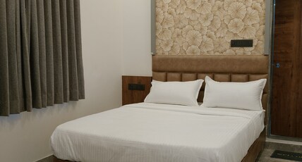 Dwarka dekho - Grand Palace Room Type - Deluxe double room with bath