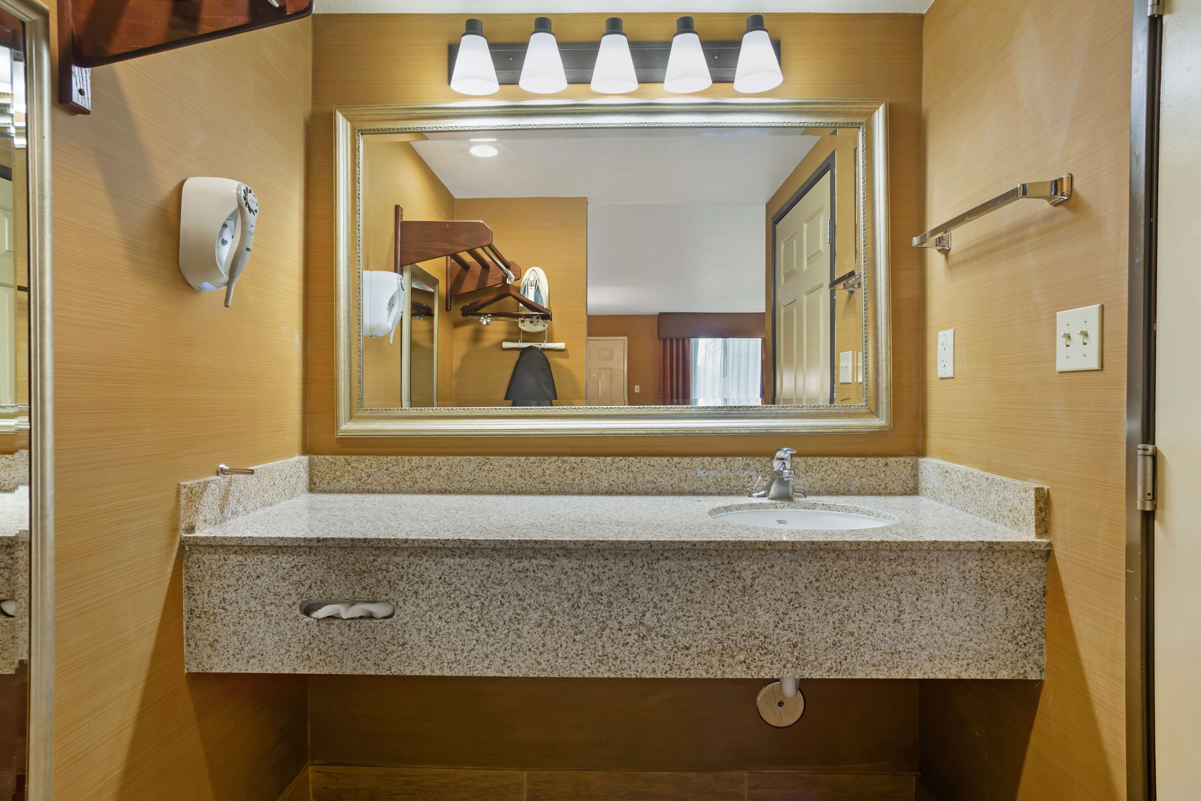 Best Western Exeter Inn & Suites - Tap to explore photos