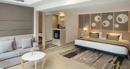Solitaire Bangkok Sukhumvit 11 by Kingston Hotels Room Type - Grand Jacuzzi Suite with Balcony Club Sky Solitaire Bangkok Sukhumvit 11 by Kingston Hotels Room Type - Grand Jacuzzi Suite with Balcony Club Sky