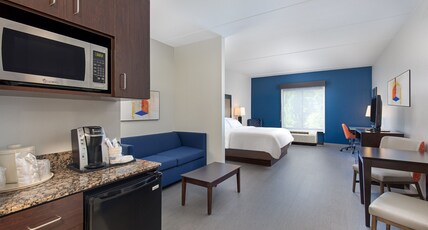Holiday Inn Express Cleveland Northwest, an IHG Hotel Room Type - 1 King Bed Suite Additional Living Area