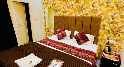 ShreeJi Guest House @Dashaswamedh Ghat Room Type - DELUX  ROOM