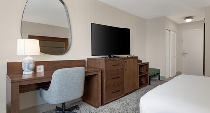 Hilton Arlington National Landing Room Type - 1 KING HEARING ACCESSIBLE