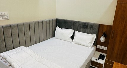 Hotel Ratnam Palace Room Type - Deluxe AC Room