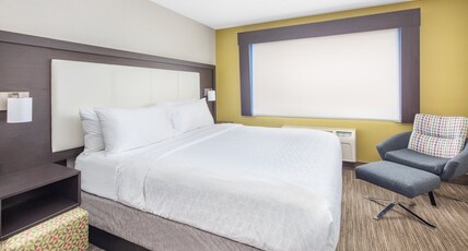 Holiday Inn Express Hotel & Suites Bishop, an IHG Hotel Room Type - 1 King Standard Comm Access Tran Shower