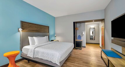 Tru by Hilton Minneapolis Downtown Room Type - 1 KING HEARING ACCESSIBLE