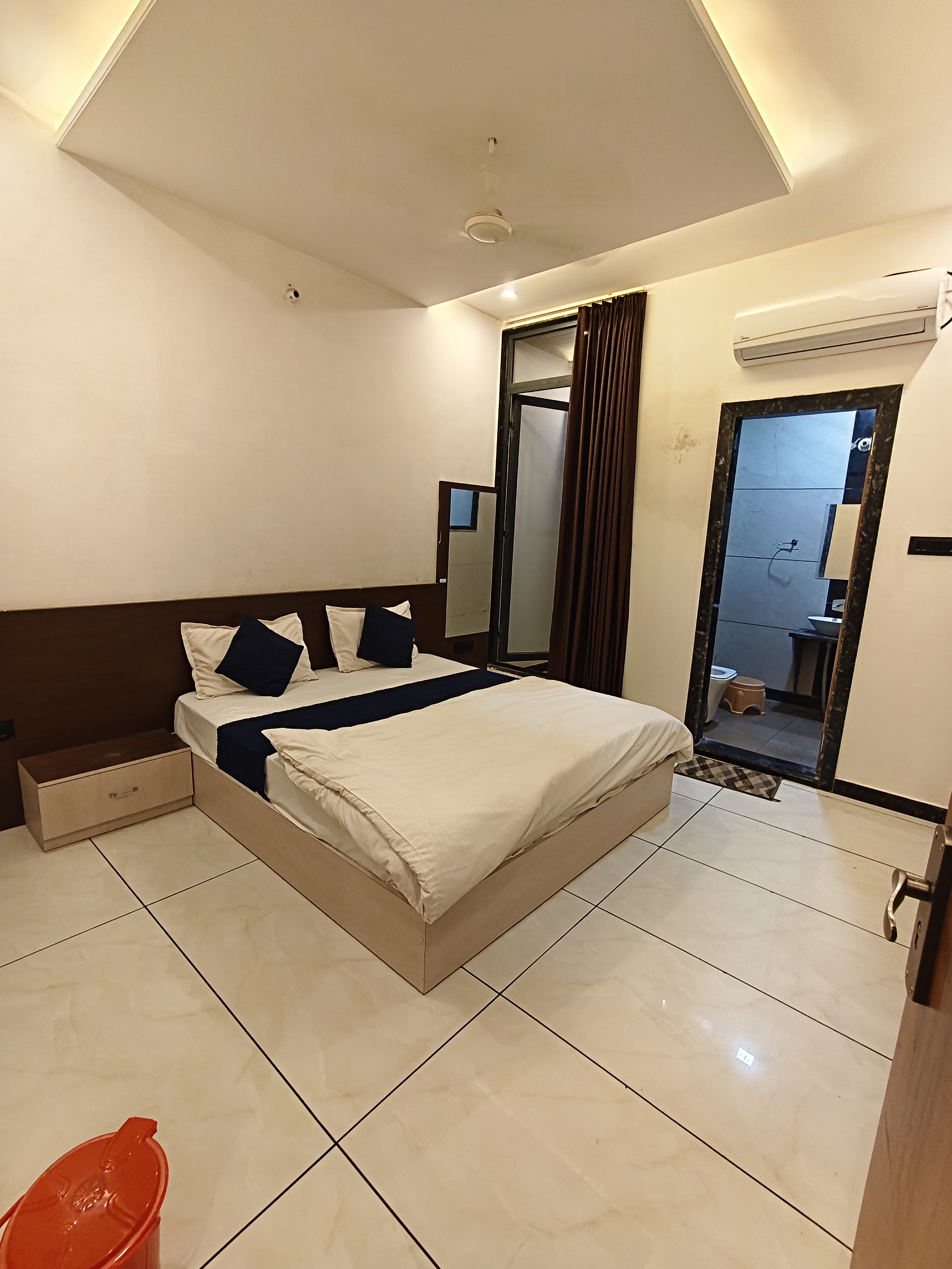 Hotel CM Palace - Tap to explore photos