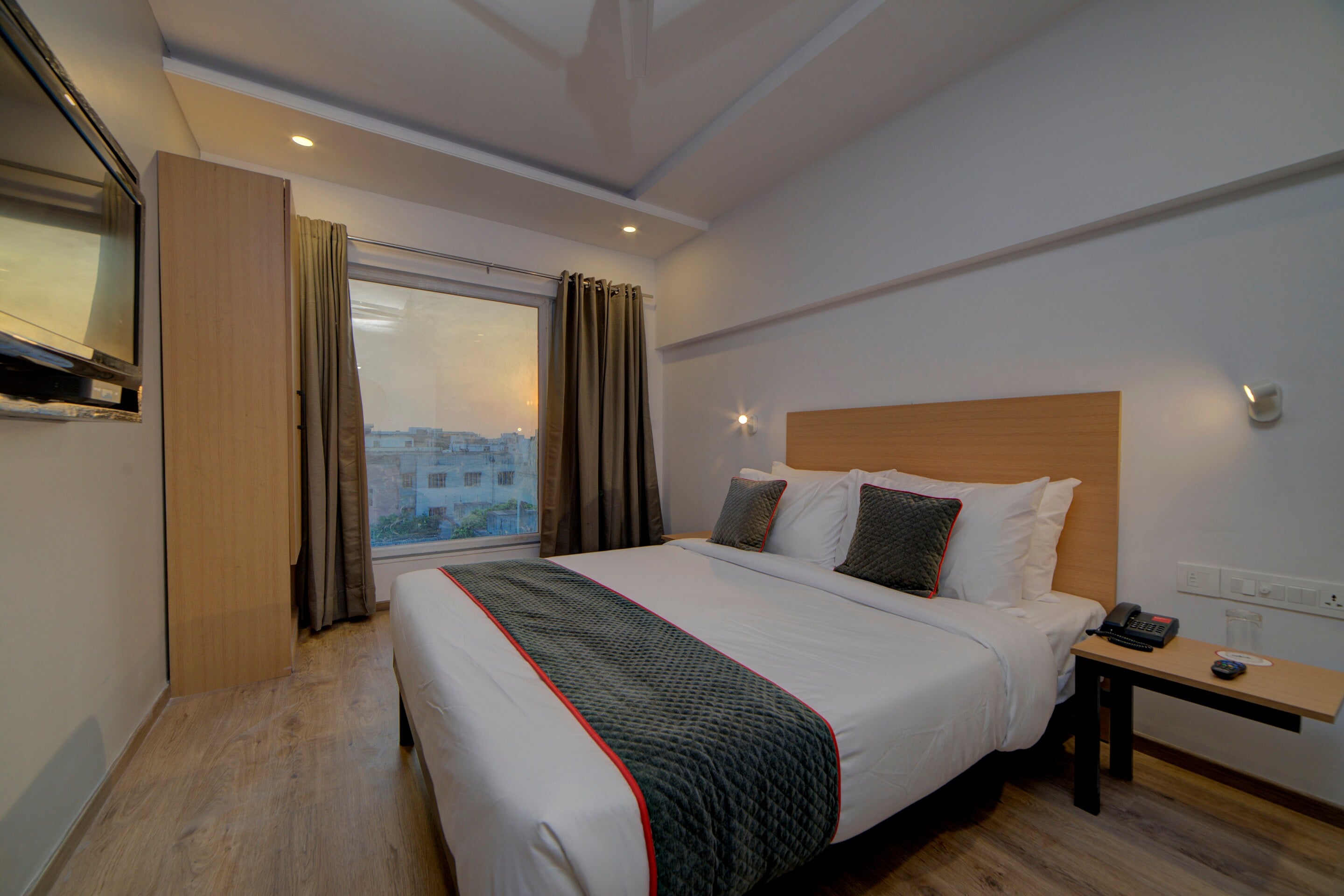 Townhouse Hotel Lime Tree - Tap to explore photos