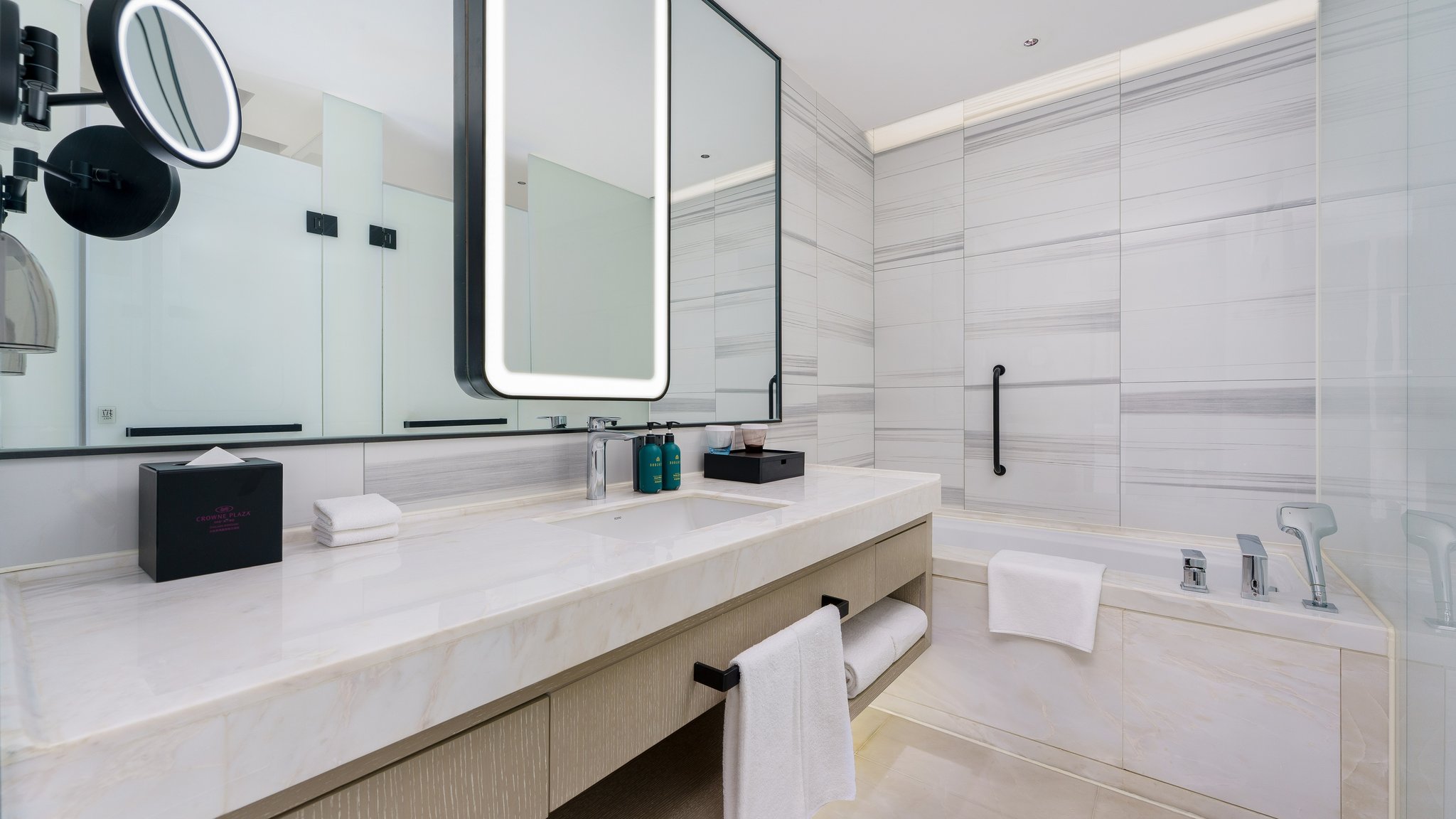 Crowne Plaza DALIAN XINGHAI - Tap to explore photos
