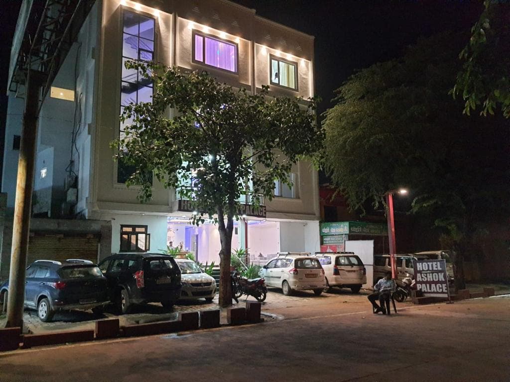 Hotel Ashok Palace 200m from Taj Mahal - Tap to explore photos