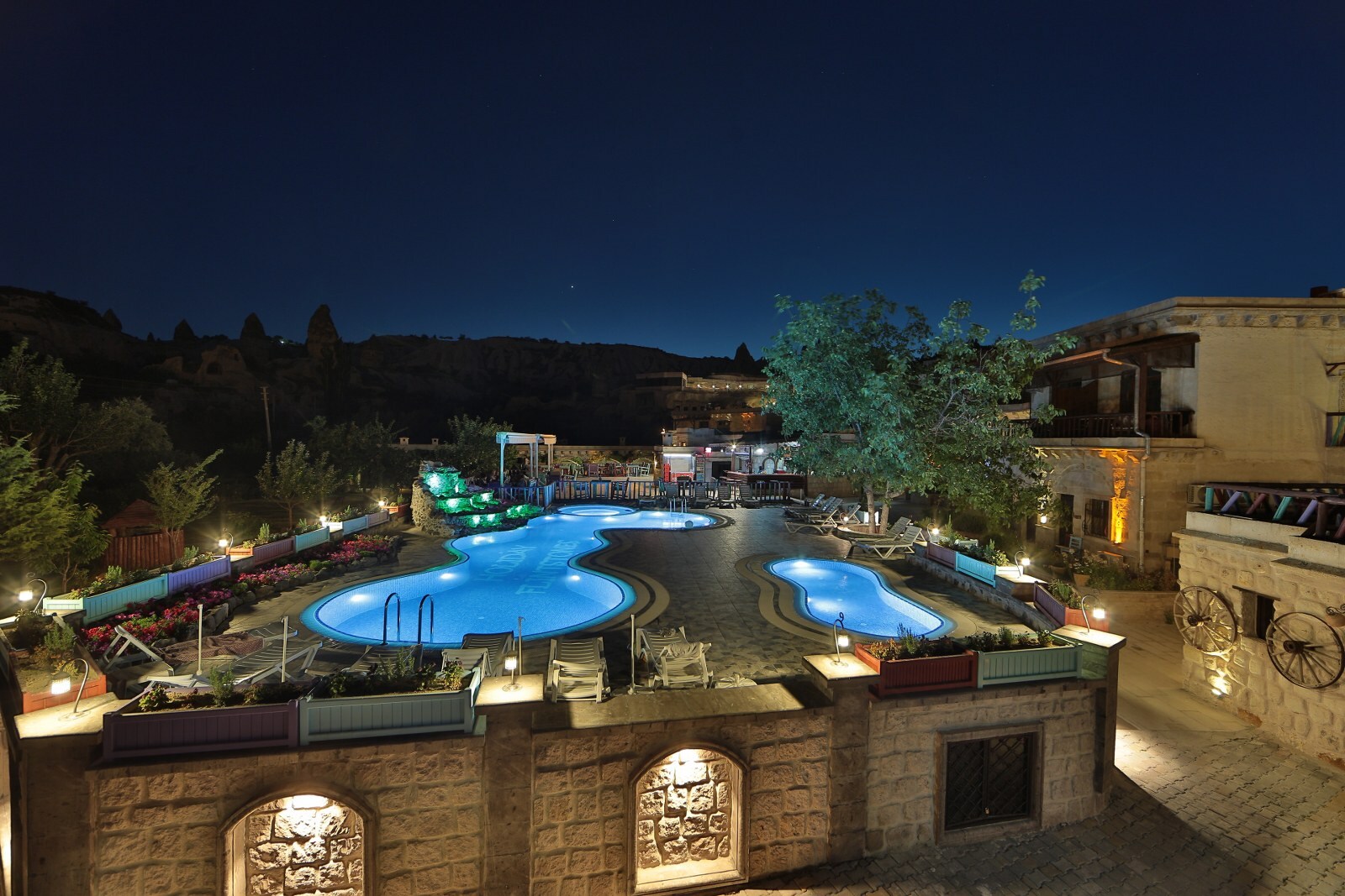 HOLIDAY CAVE HOTEL - Tap to explore photos