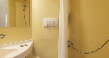 H Room Type - Cabrio room with two single beds en-suite bathroom and WC