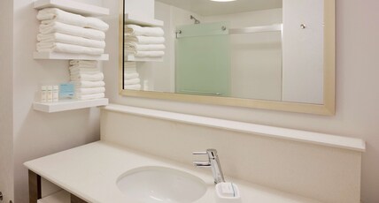 Hampton Inn by Hilton Minneapolis Bloomington West Room Type - 2 QNS MICROWV FRIDGE NS
