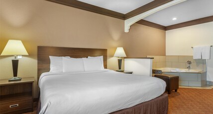 Best Western Tolleson Hotel Room Type - 1 King Bed, Non-Smoking, Executive Room, Whirlpool, Microwave And Refrigerator, Wi-Fi, Full Breakfas