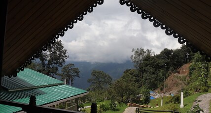 Magpie Chestnut Resort Pelling Room Type - PREMIUM MOUNTAIN VIEW ROOM
