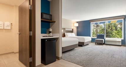 Holiday Inn Express & Suites RHINELANDER Room Type - 2 Queen Suite Communications Accessible
