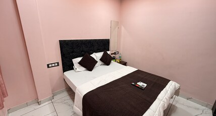 Hotel Roshan Room Type - Deluxe Double Room