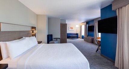 Holiday Inn Express & Suites Turlock-Hwy 99 Room Type - 1 King Suite Sofa Bed
