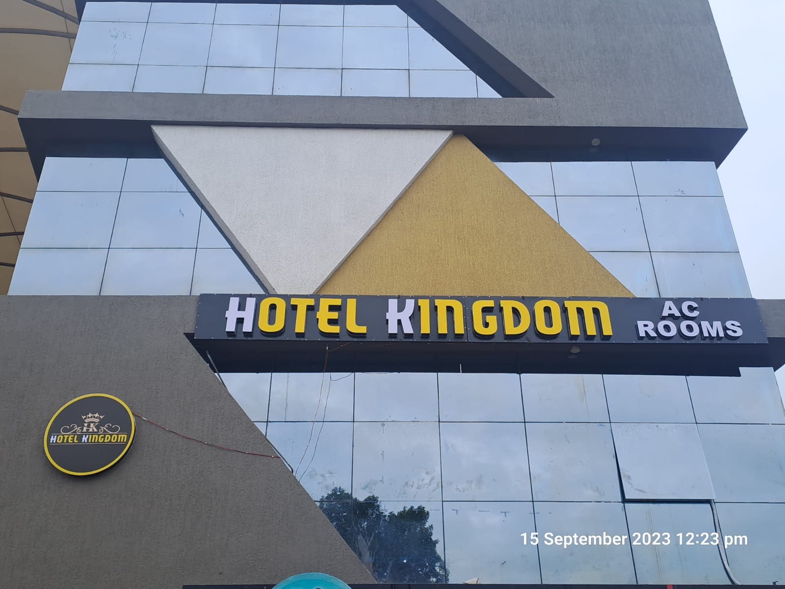 Hotel Kingdom - Tap to explore photos