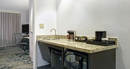 Embassy Suites Charleston Room Type - 1 KING BED CORNER NONSMOKE