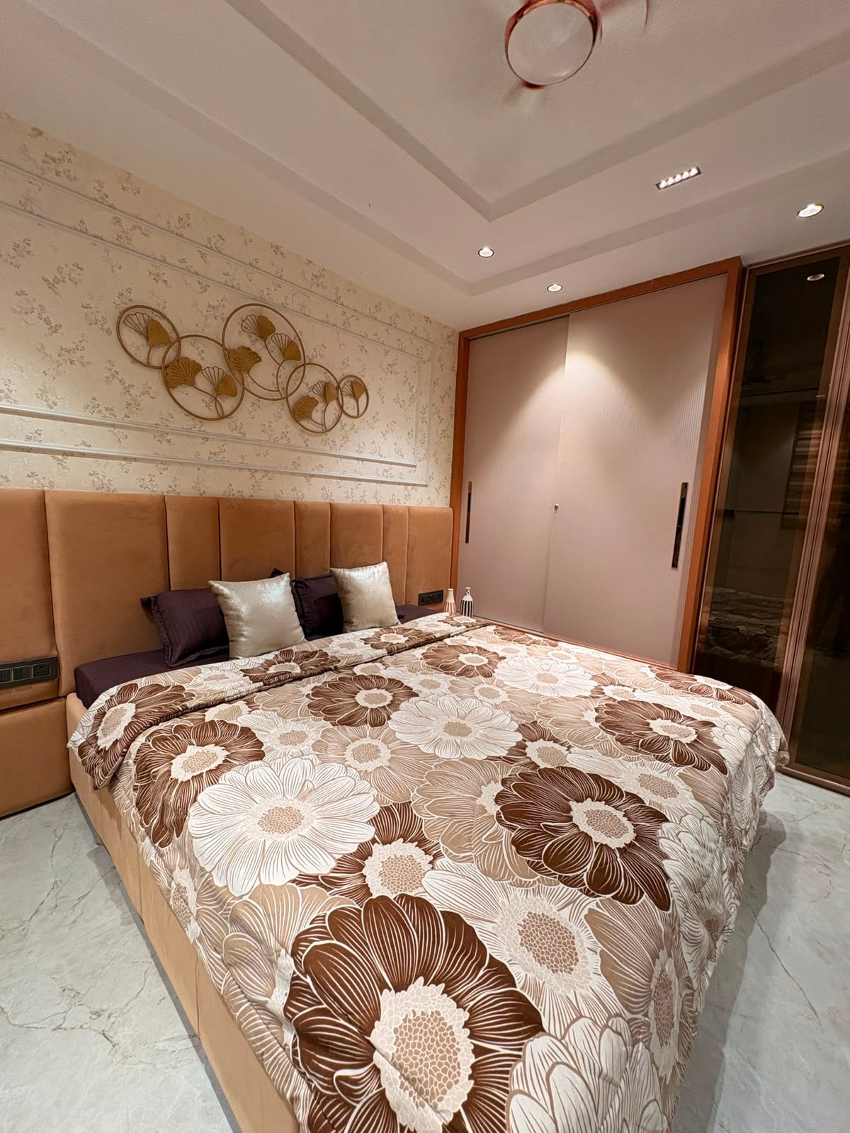 Elegant 4BHK Villa Families only - Tap to explore photos