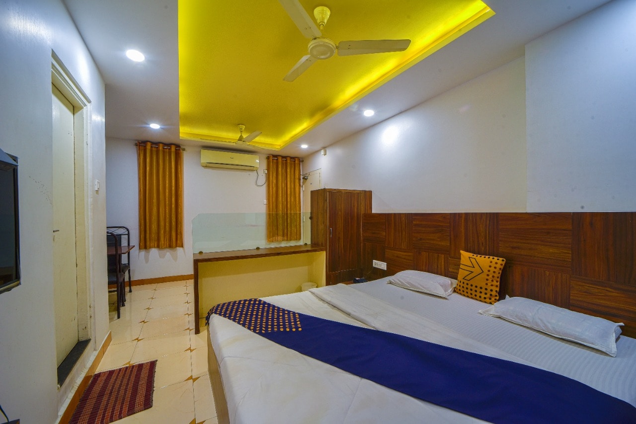 Hotel Anand Deluxe - Tap to explore photos