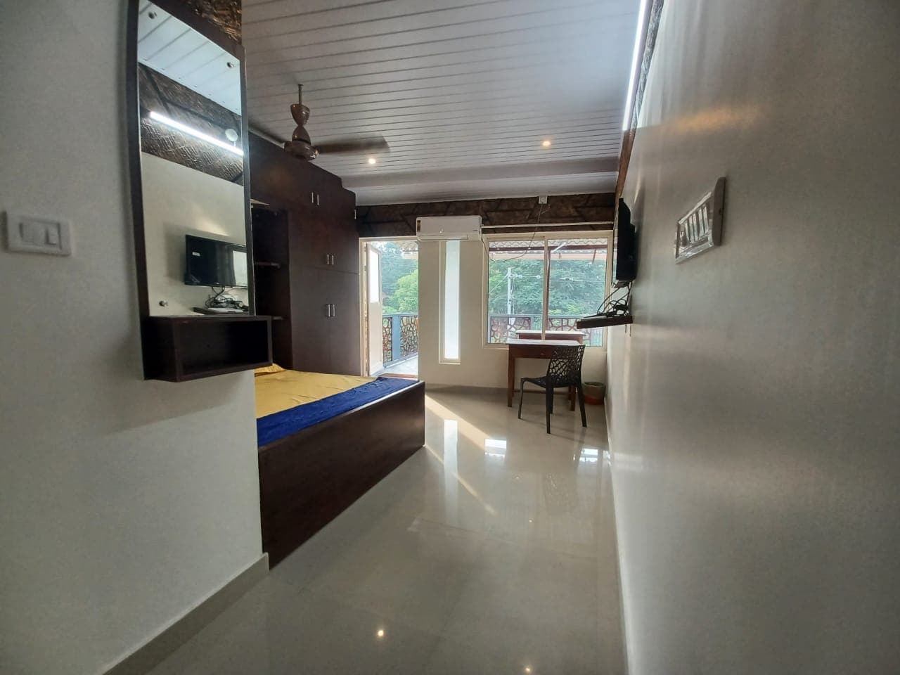 Jeena Hotel - Tap to explore photos