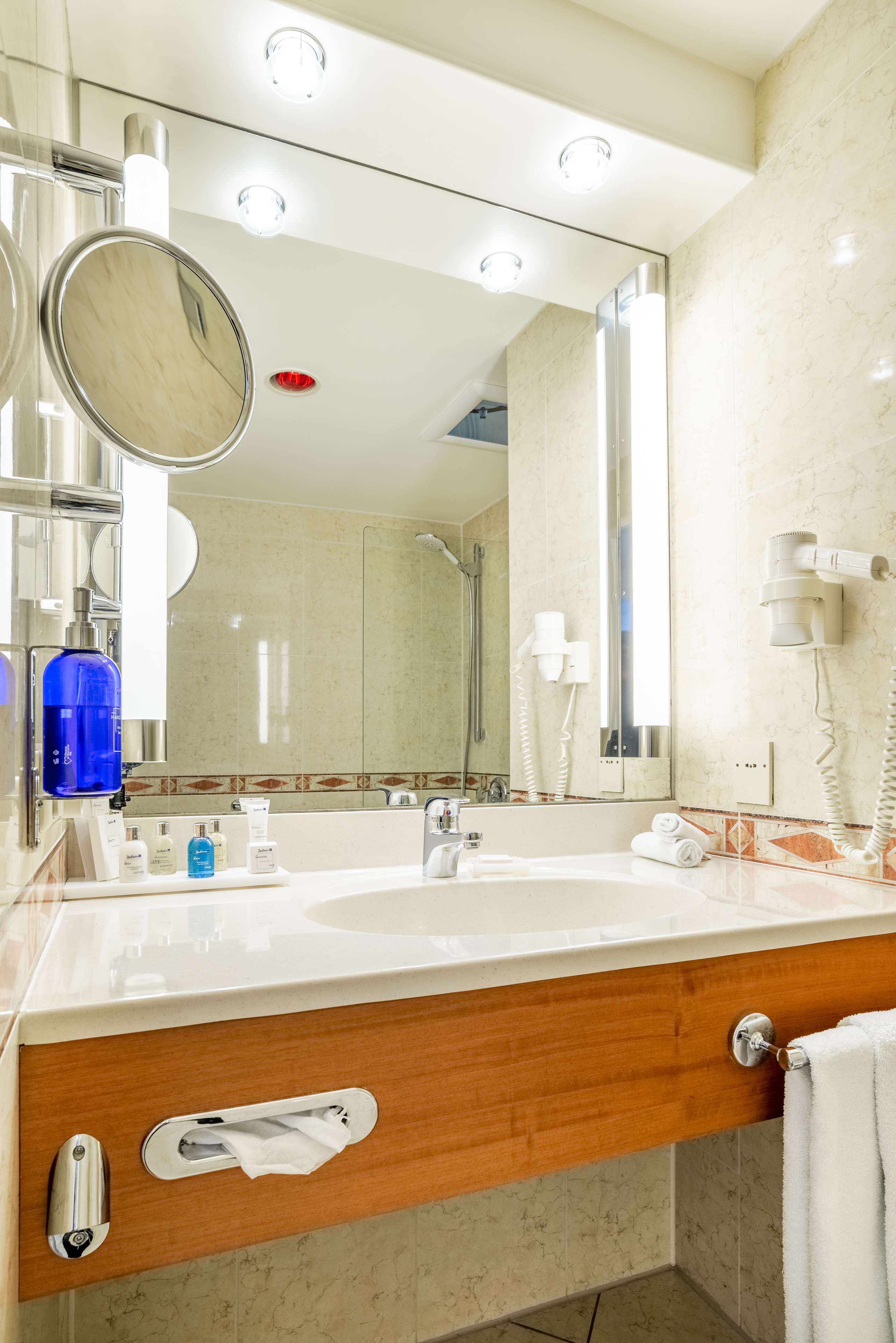 Radisson Blu Hotel, Karlsruhe - Tap to explore photos