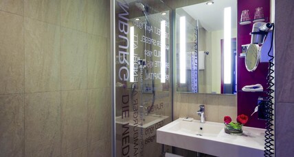 Mercure Hotel Hamburg City Room Type - Superior Room with queen-size bed and sofa bed
