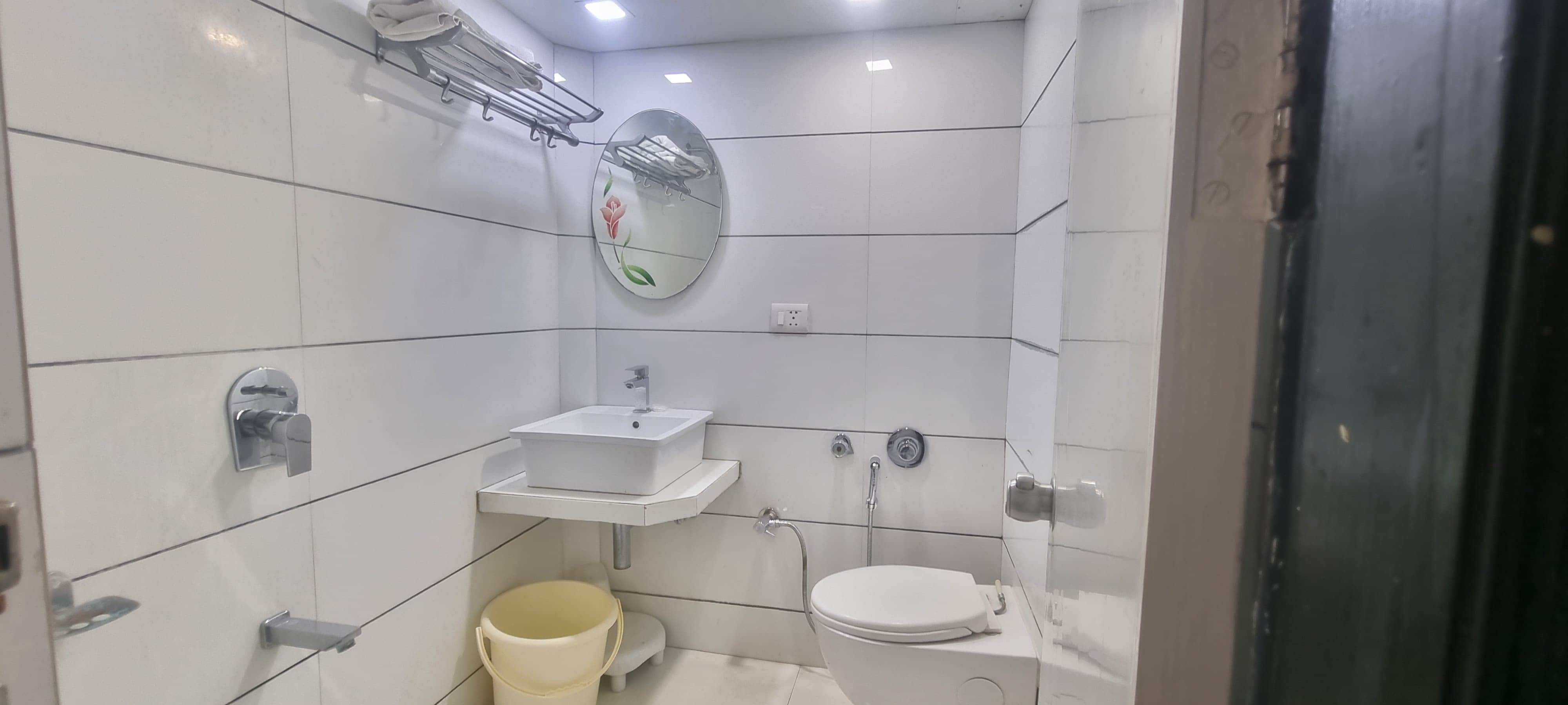 Hotel Oasis - Tap to explore photos