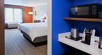 Holiday Inn Express & Suites Rome-East, an IHG Hotel Room Type - 1 King Communications Mobility Accessible Tub