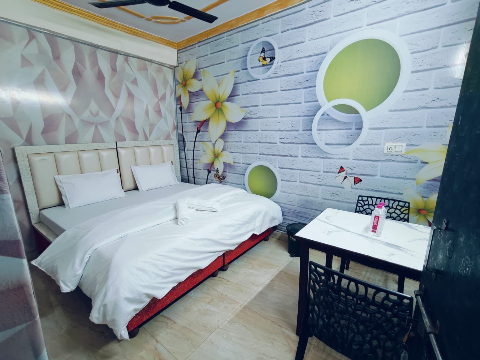 Milestone Homestay - Tap to explore photos