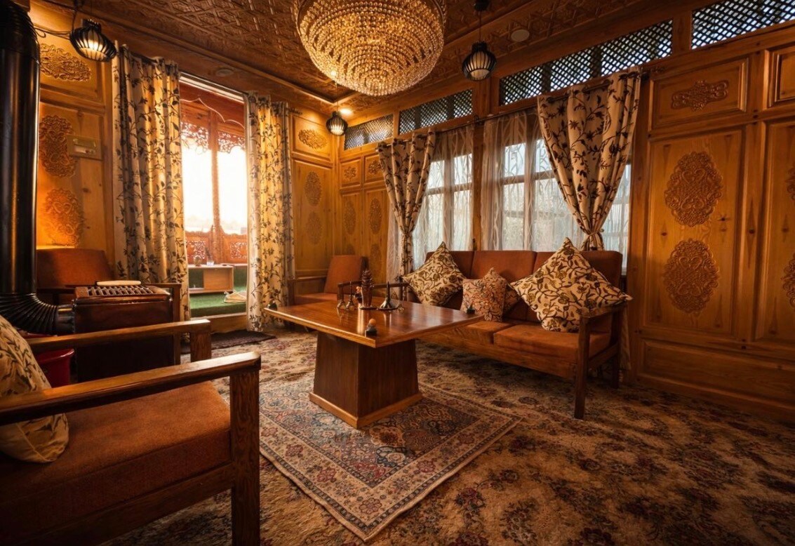 Floating shanghai group of houseboat - Tap to explore photos