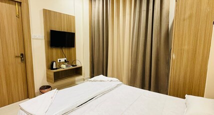 Hotel Shreegopal Room Type - Deluxe Queen AC Rooms