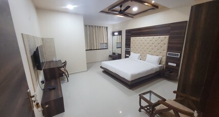 Hotel Shreeji Palace Room Type - Deluxe Room King Bed