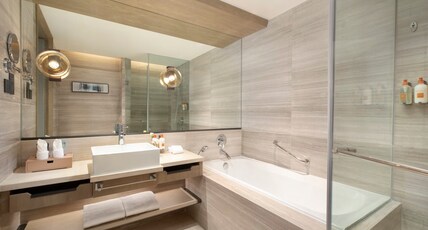 Crowne Plaza Shanghai Jinxiu Room Type - 1 Bedroom Suite Study Area