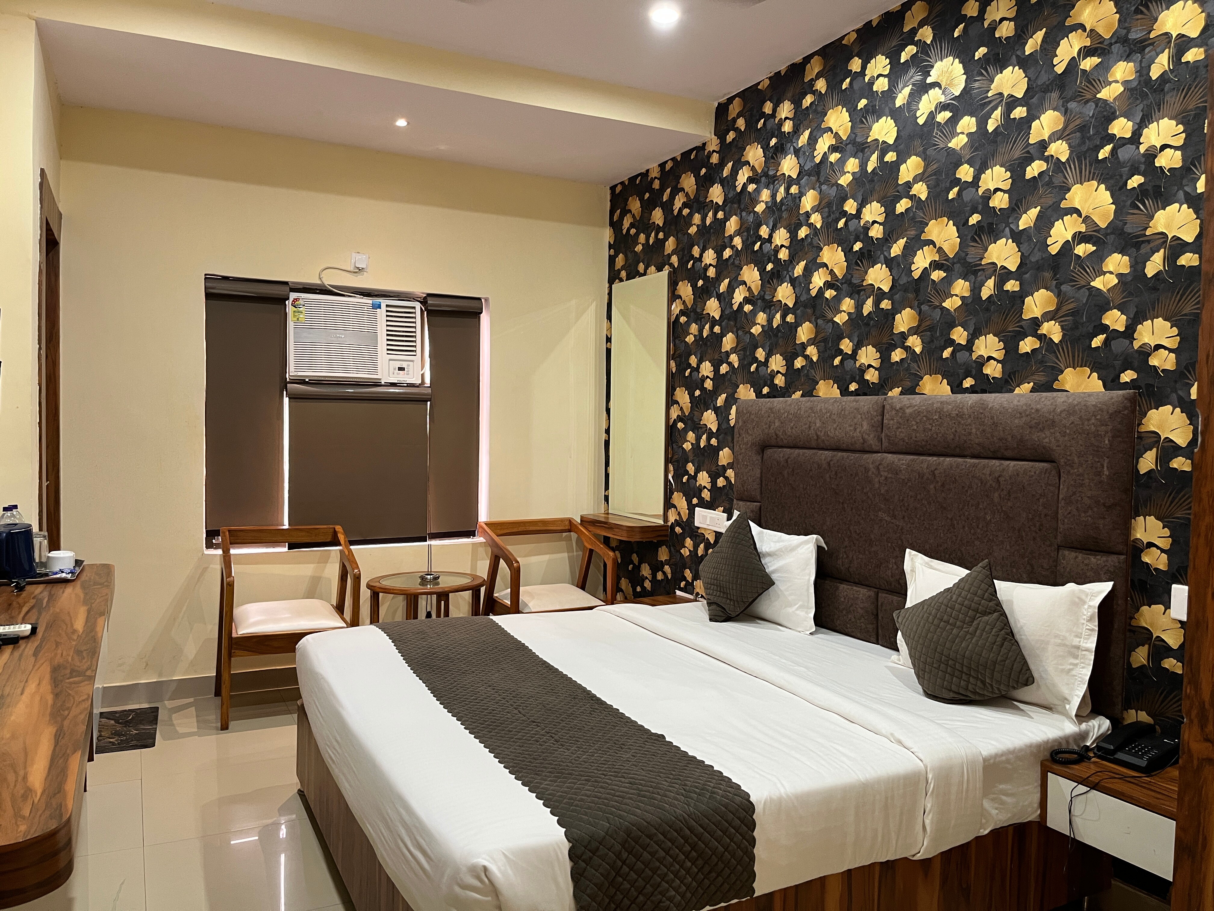 Hotel Roshan - 3 Min Walk To Godowliya. - Tap to explore photos
