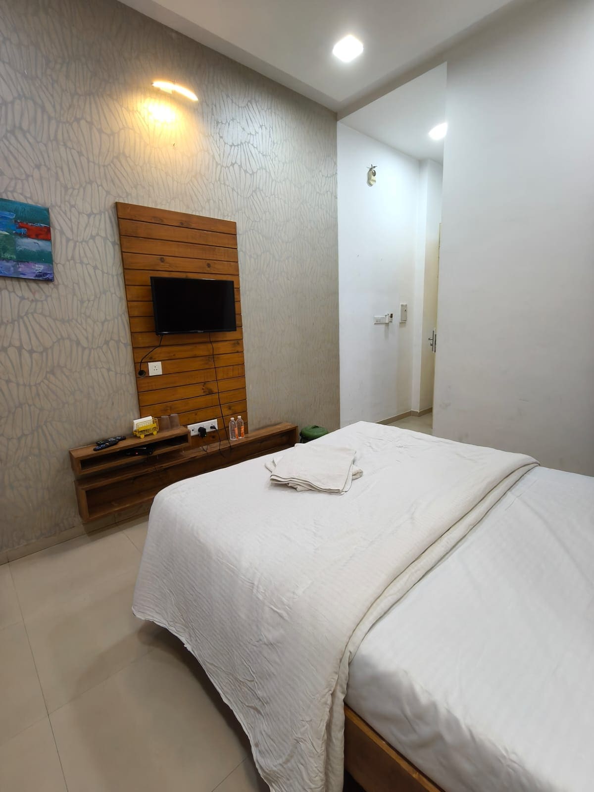 Hotel VD Rooms Althan - Tap to explore photos
