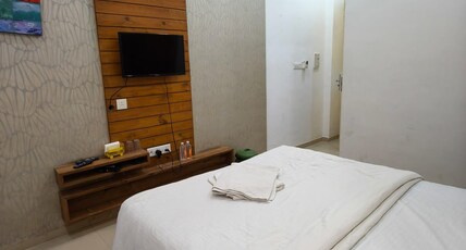 Hotel VD Rooms Althan Room Type - Deluxe Room