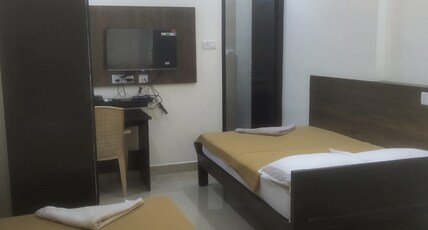 SRI VIGNESH RESIDENCY Room Type - TRIPLE ROOM AC