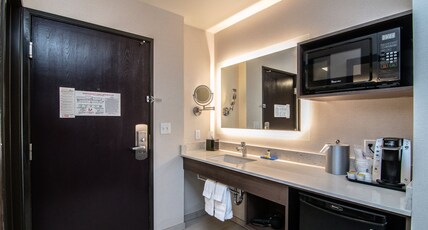 Holiday Inn Express SPOKANE-DOWNTOWN Room Type - 2 Queen Standard City View Balcony