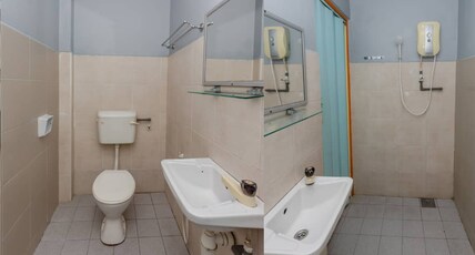 OYO Qish Hotel Banda Kaba Room Type - Standard Triple