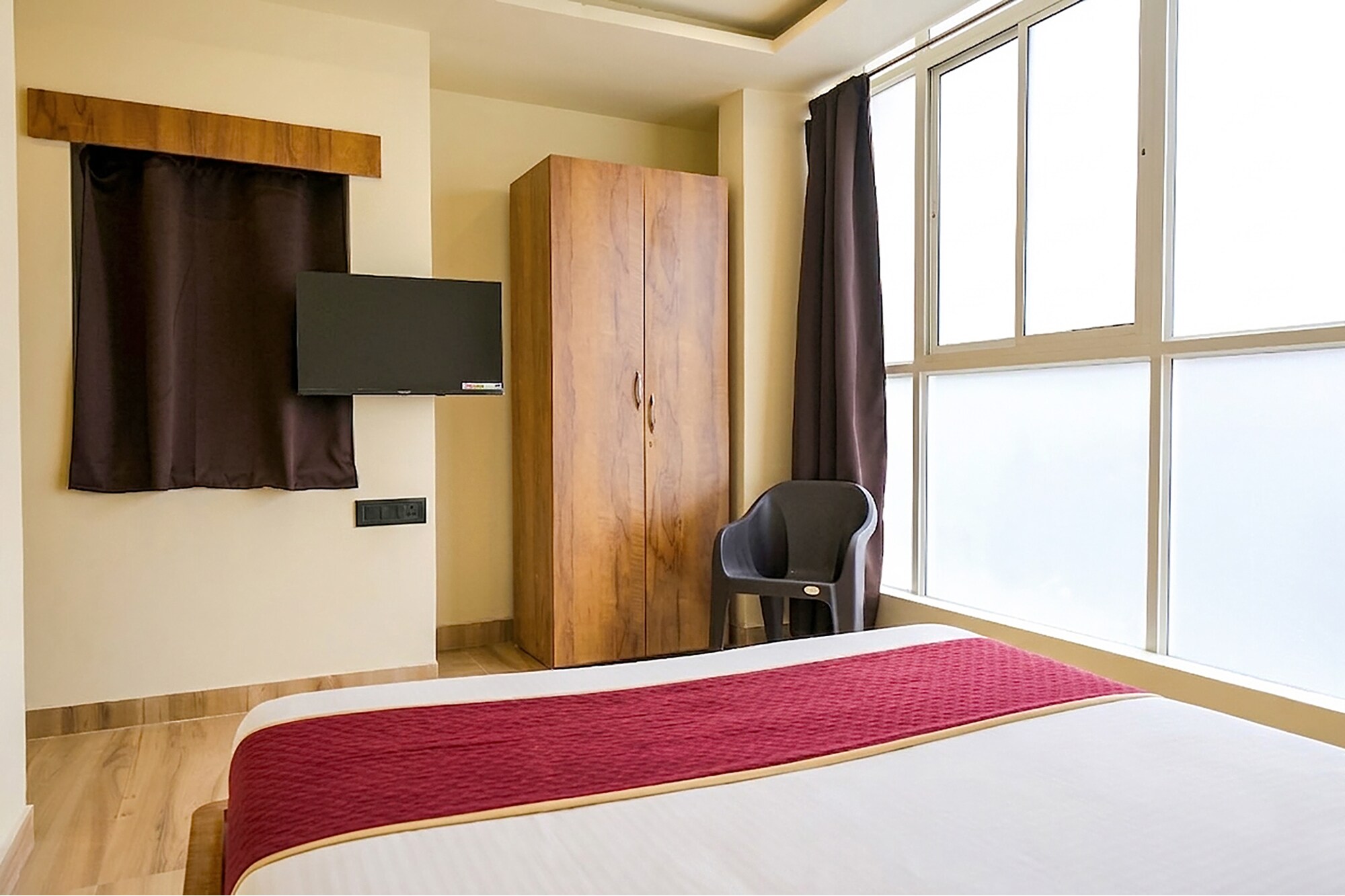 FabHotel Cozy Stay - Tap to explore photos